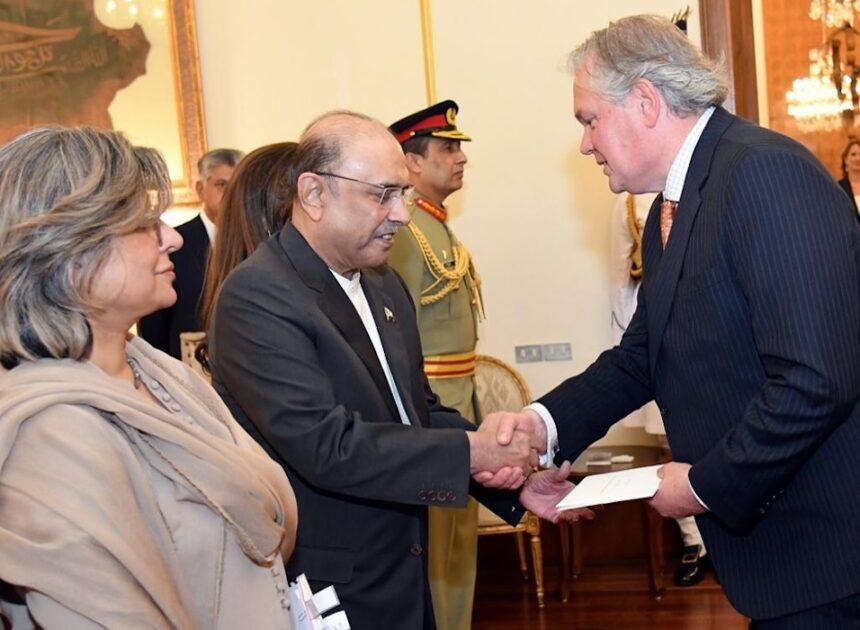 نیدرلینڈز کے سفیر رابرٹ یان سیگرٹ نے صدر آصف علی زرداری کو سفارتی اسناد پیش کر دیں